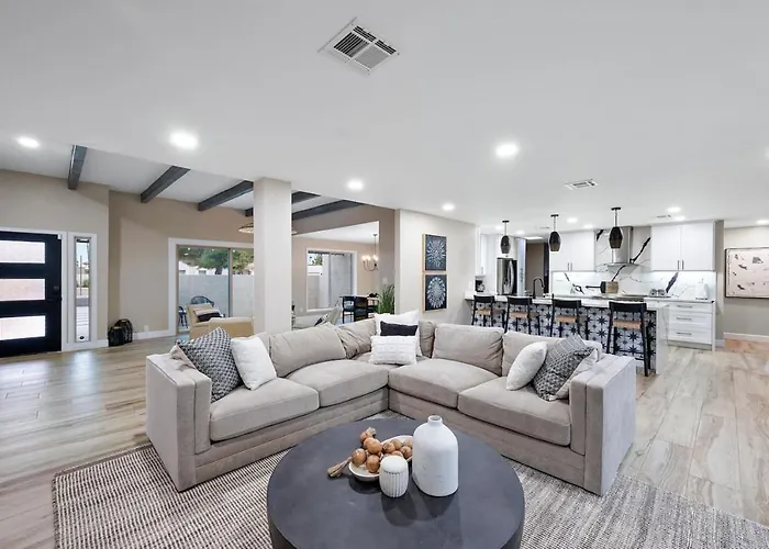 Luxe 4br Oasis With Private Pool Bbq And Ev Chrger Phoenix
