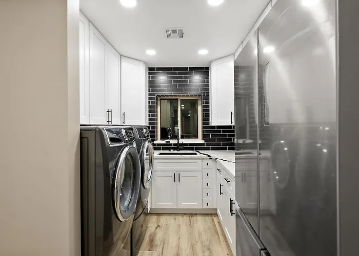 Luxe 4br Oasis With Private Pool Bbq And Ev Chrger Phoenix