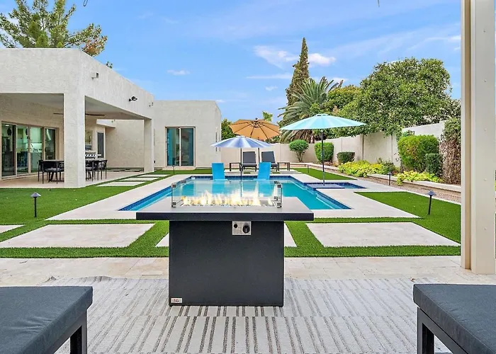 Luxe 4br Oasis With Private Pool Bbq And Ev Chrger