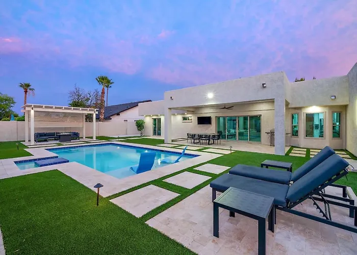 Luxe 4br Oasis With Private Pool Bbq And Ev Chrger Phoenix