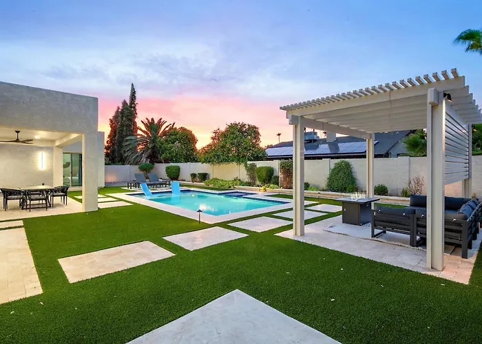 Luxe 4br Oasis With Private Pool Bbq And Ev Chrger *