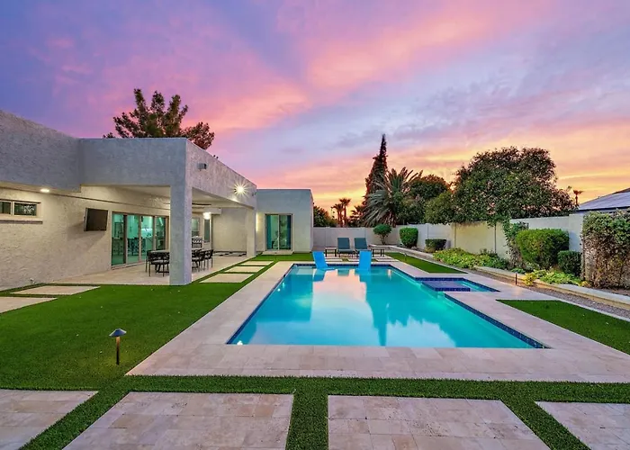 Luxe 4br Oasis With Private Pool Bbq And Ev Chrger Holiday home